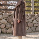 Manteau long d’hiver femme en fausse fourrure croisée
