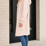 Manteau long femme à capuche en fausse peau lainée avec fermeture éclair