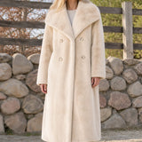 Manteau long d’hiver femme en fausse fourrure croisée