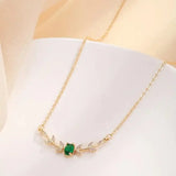 Maëlle | Collier intemporel avec motif feuille en forme de marquise et émeraude