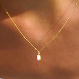 Marion | Collier opale pendentif avec doré à motif perlé