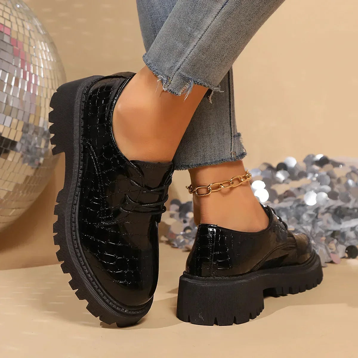 Velona | Chaussures Derby modernes en cuir verni