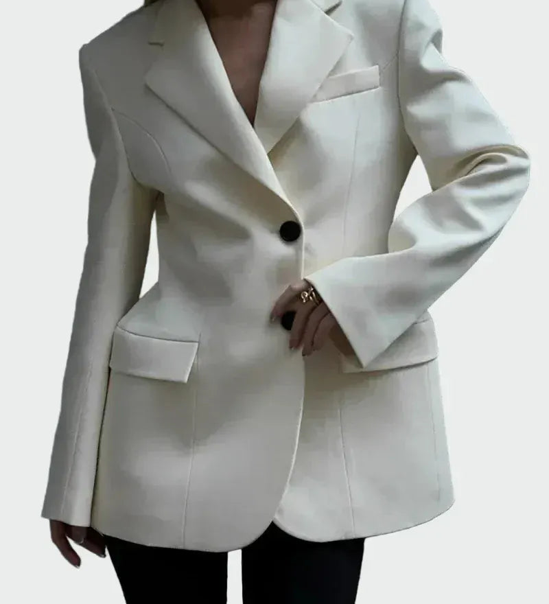 Mari | Blazer chic avec bouton détails et à motif à rayures