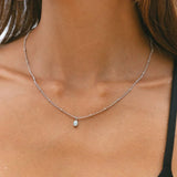 Marion | Collier opale pendentif avec doré à motif perlé