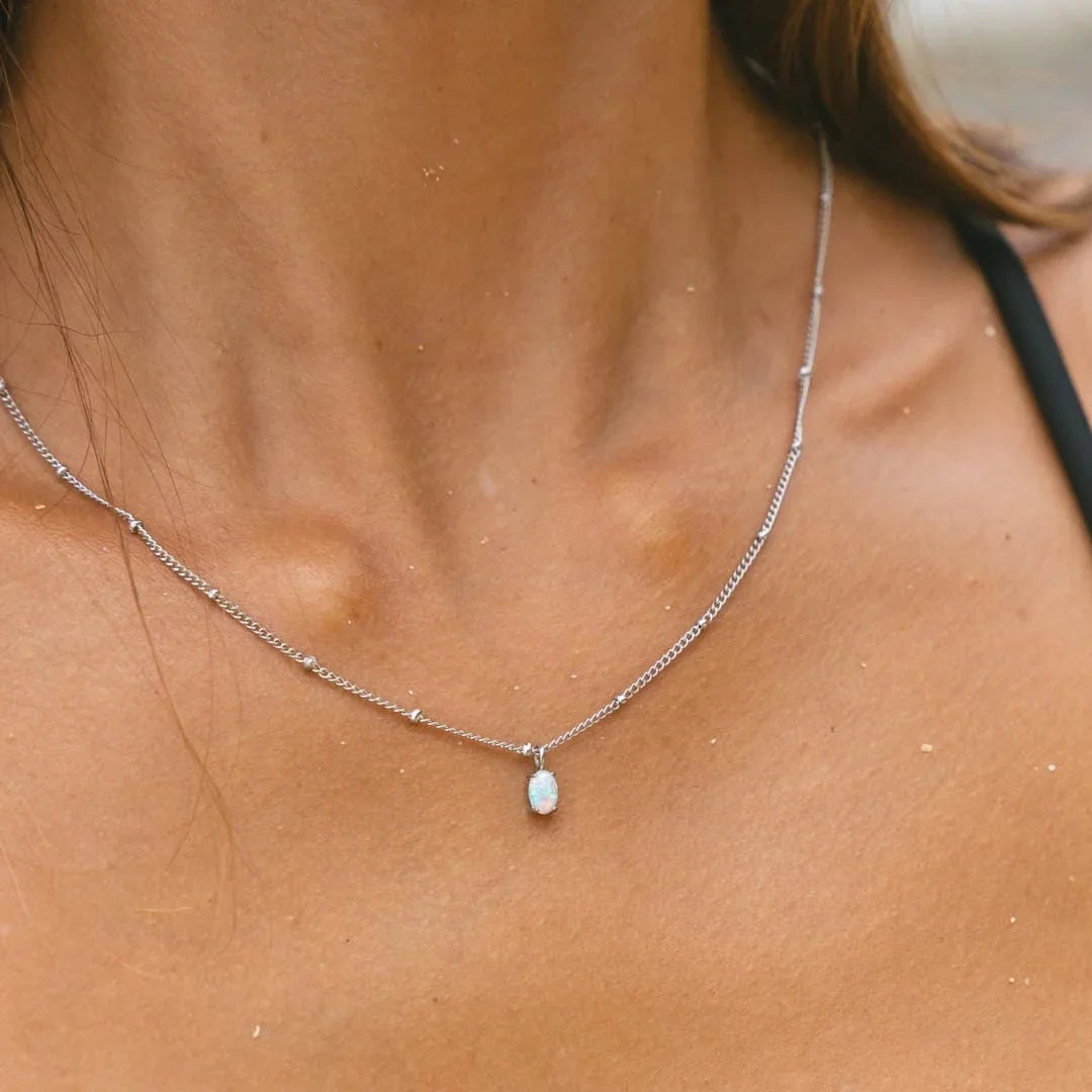 Marion | Collier opale pendentif avec doré à motif perlé